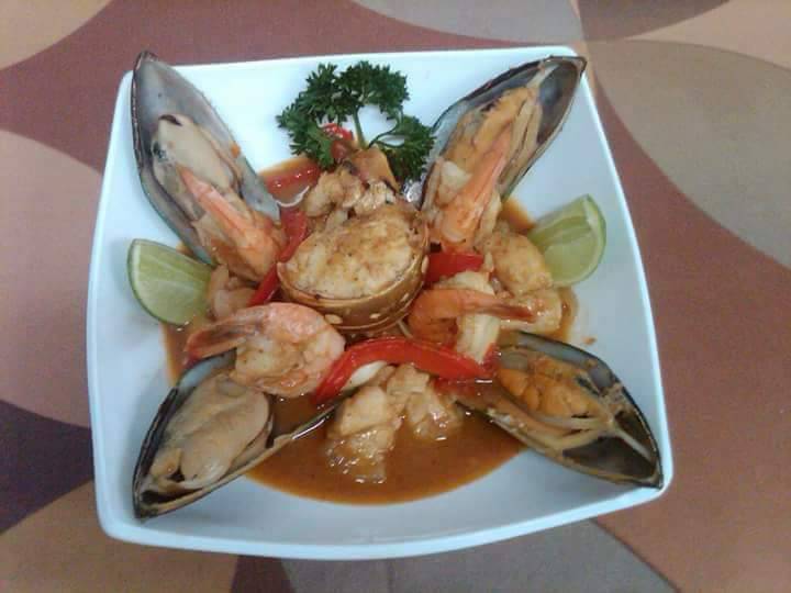 De la Cruz Vargas Restaurant | restaurant | 82 Redwood Ave, Paterson, NJ 07502, USA | 9737826418 OR +1 973-782-6418