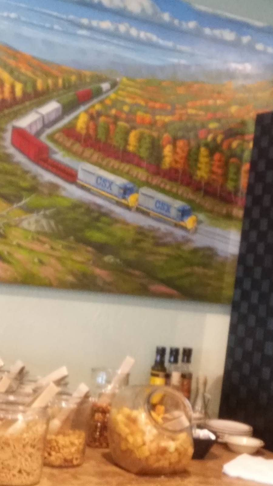 T & R Junction | restaurant | 104 N Peters St, Garrett, IN 46738, USA | 2605539023 OR +1 260-553-9023