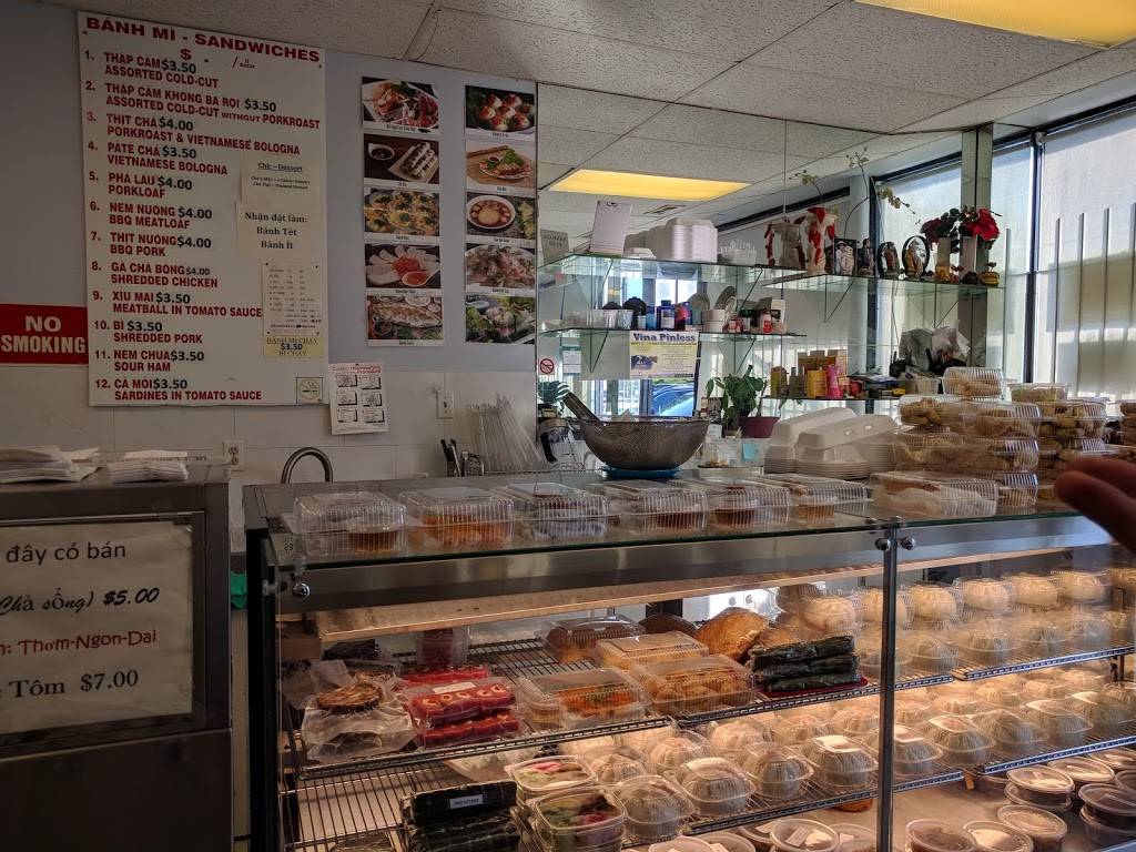 Banh Mi Ba Le | restaurant | 1125 Dundas St E, Mississauga, ON L4Y 2C4, Canada | 9052726875 OR +1 905-272-6875