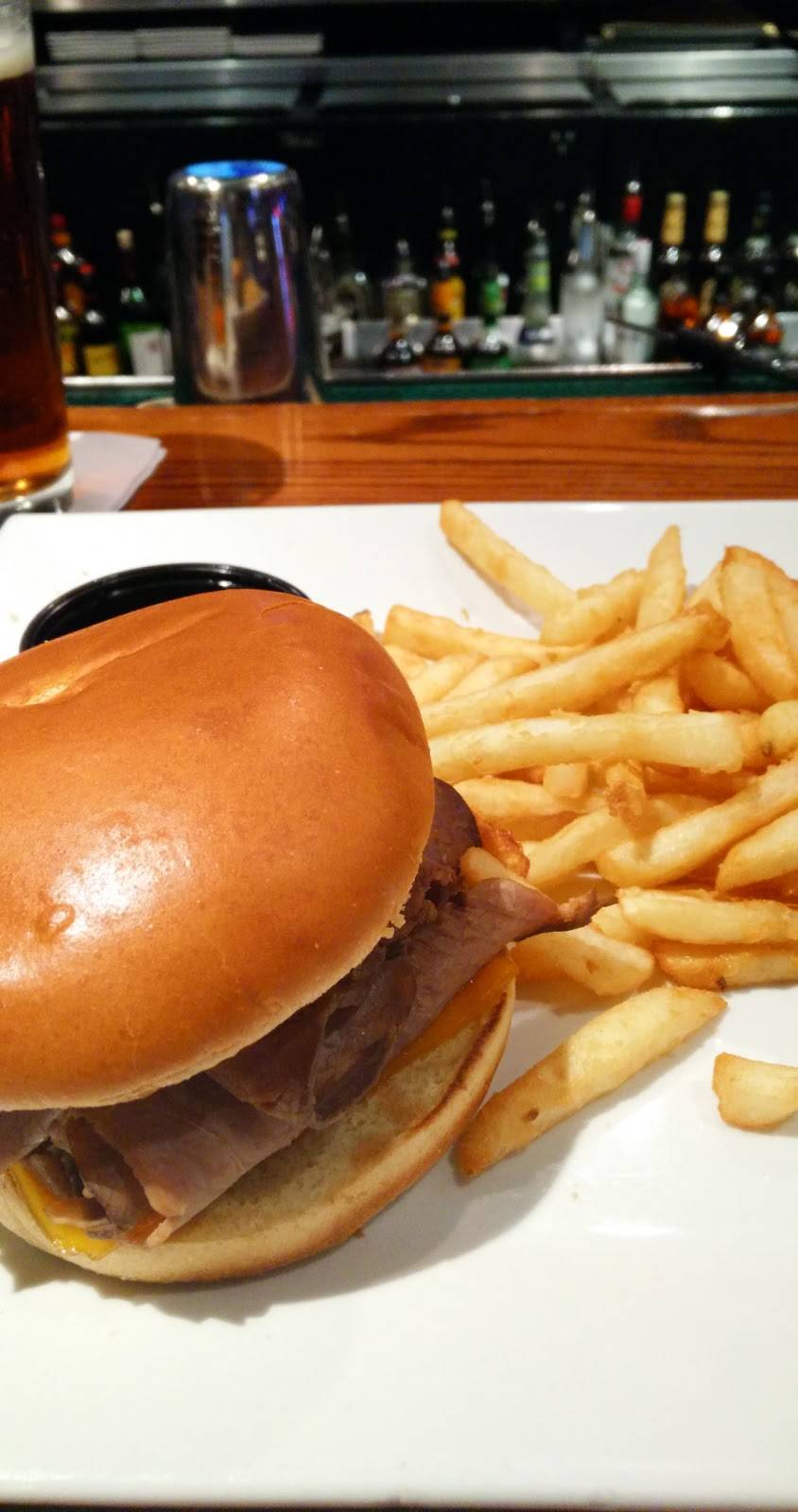 Luckys Sports Theatre & Grill | restaurant | 7027 Manchester Blvd B, Alexandria, VA 22310, USA | 7039220404 OR +1 703-922-0404