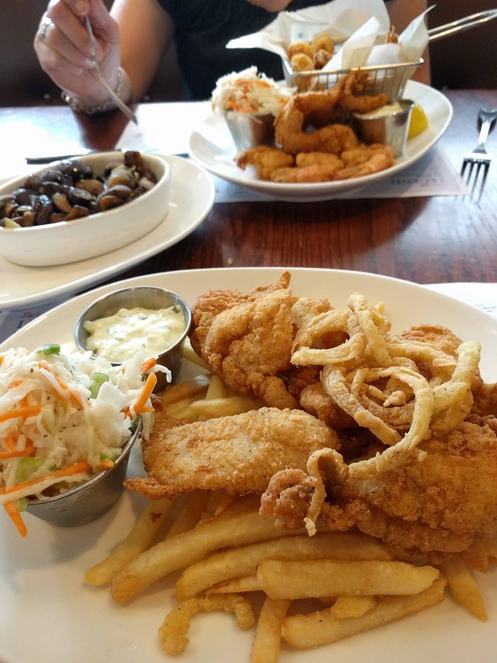 Legal Sea Foods | restaurant | 20 University Rd, Cambridge, MA 02138, USA | 6174919400 OR +1 617-491-9400