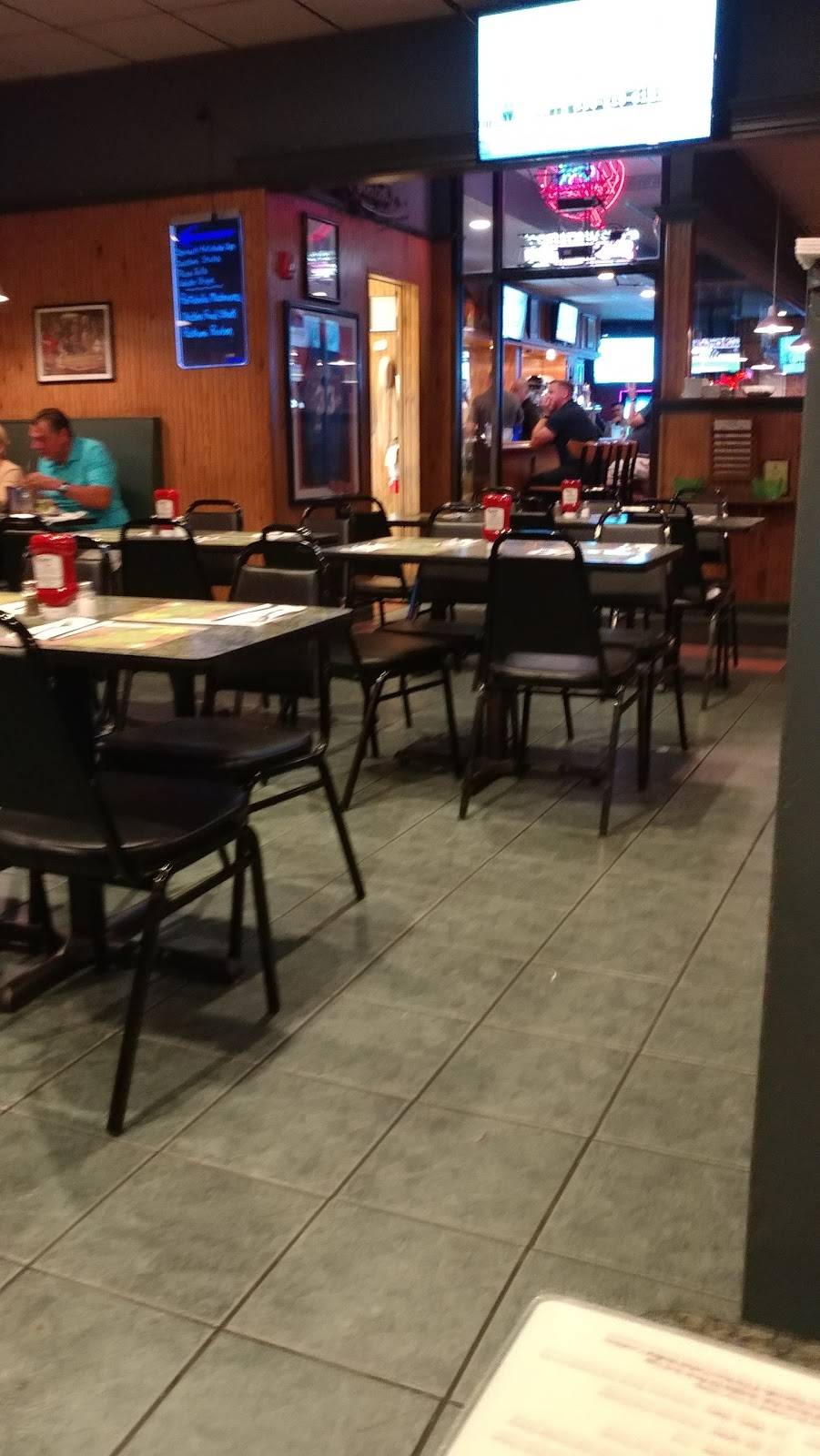 Howards Cafe | restaurant | 2254, 404 S Service Rd, Patchogue, NY 11772, USA | 6317586161 OR +1 631-758-6161