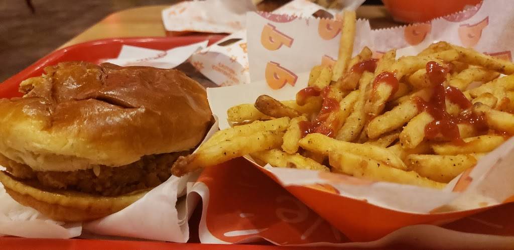 Popeyes Louisiana Kitchen | restaurant | 1300 E Commercial Blvd, Oakland Park, FL 33334, USA | 9545330970 OR +1 954-533-0970