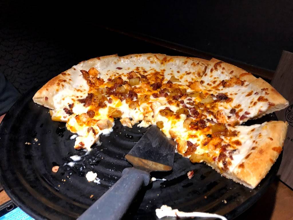 Boston Pizza | restaurant | 4 Horseshoe Crescent, Waterdown, ON L0R 2H2, Canada | 9056901500 OR +1 905-690-1500