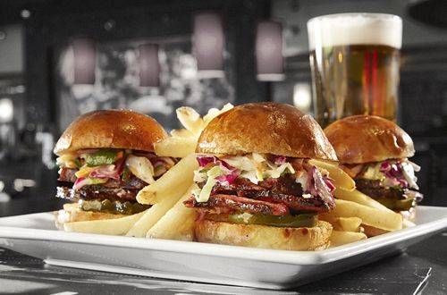 Bar Louie | night club | 1325 S Halsted St, Chicago, IL 60607, USA | 3127331411 OR +1 312-733-1411