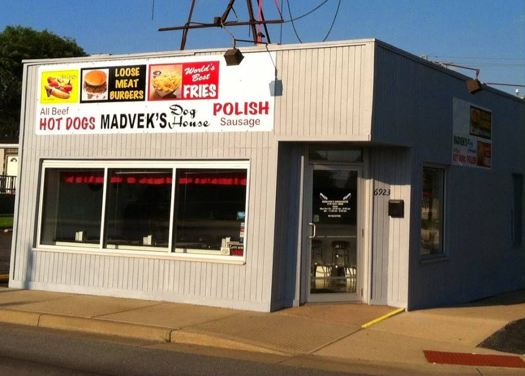 Madveks Dog House | restaurant | 6923 Calumet Ave, Hammond, IN 46324, USA | 2199321060 OR +1 219-932-1060