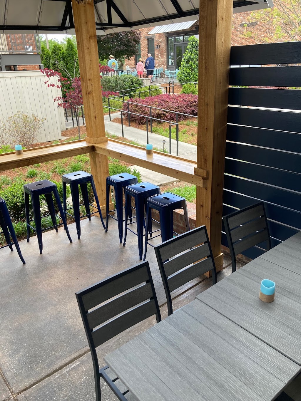 Nauti Dog Grill | restaurant | 10 N Broad St, Alpharetta, GA 30009, USA | 7706760154 OR +1 770-676-0154