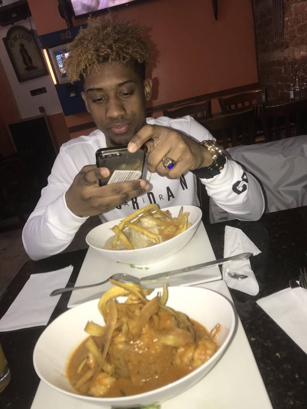 Mirador | restaurant | 44 W Kingsbridge Rd, Bronx, NY 10468, USA | 7184503844 OR +1 718-450-3844