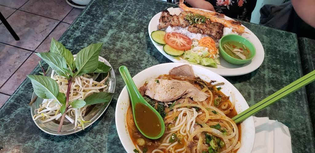 Restaurant Nguyen Phi | restaurant | 6260 Chemin de la Côte-des-Neiges, Montréal, QC H3S 2A3, Canada | 5143441863 OR +1 514-344-1863