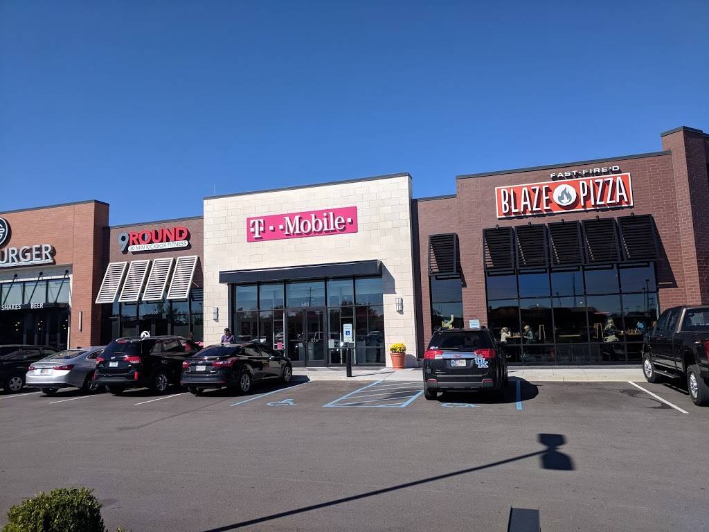 Blaze Pizza | meal takeaway | 1225 Veterans Pkwy #700, Clarksville, IN 47129, USA | 8124064347 OR +1 812-406-4347