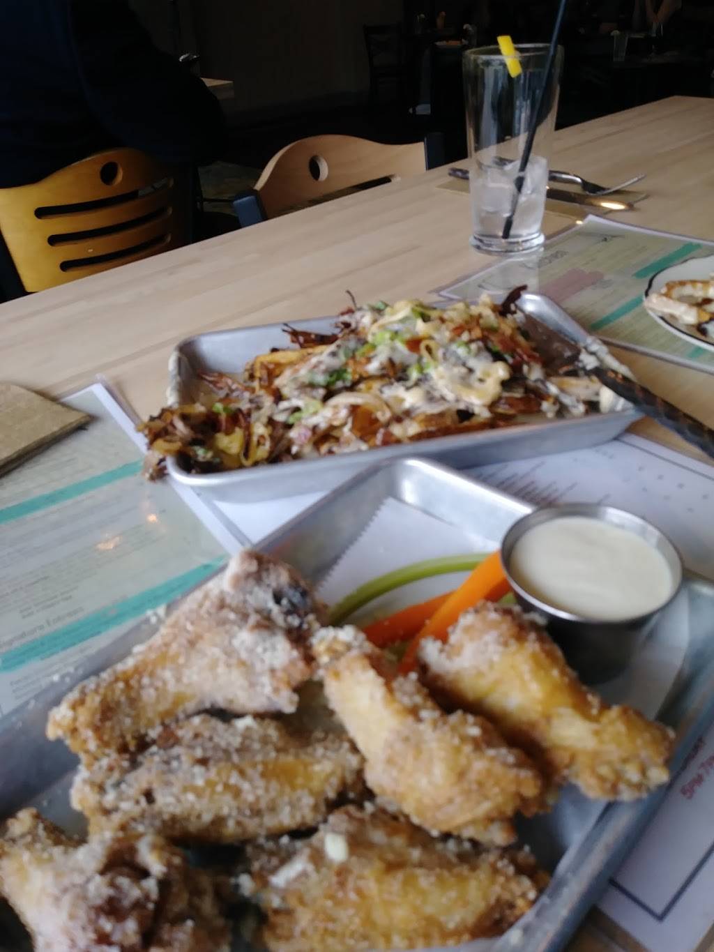 Wallaces Whiskey Room & Kitchen | restaurant | 123 N Highland Ave, Pittsburgh, PA 15206, USA | 4126650555 OR +1 412-665-0555