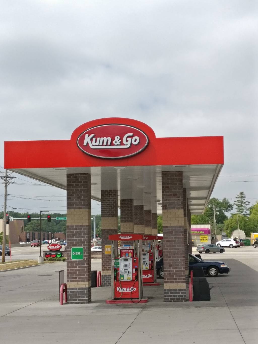 Kum & Go | meal takeaway | 7229 University Ave, Des Moines, IA 50311, USA | 5152790568 OR +1 515-279-0568