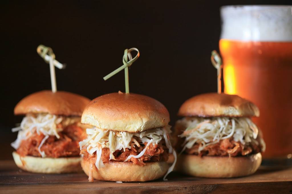 Billys Taphouse | restaurant | 305 Talbot St N, Essex, ON N8M 2E2, Canada | 5197767094 OR +1 519-776-7094