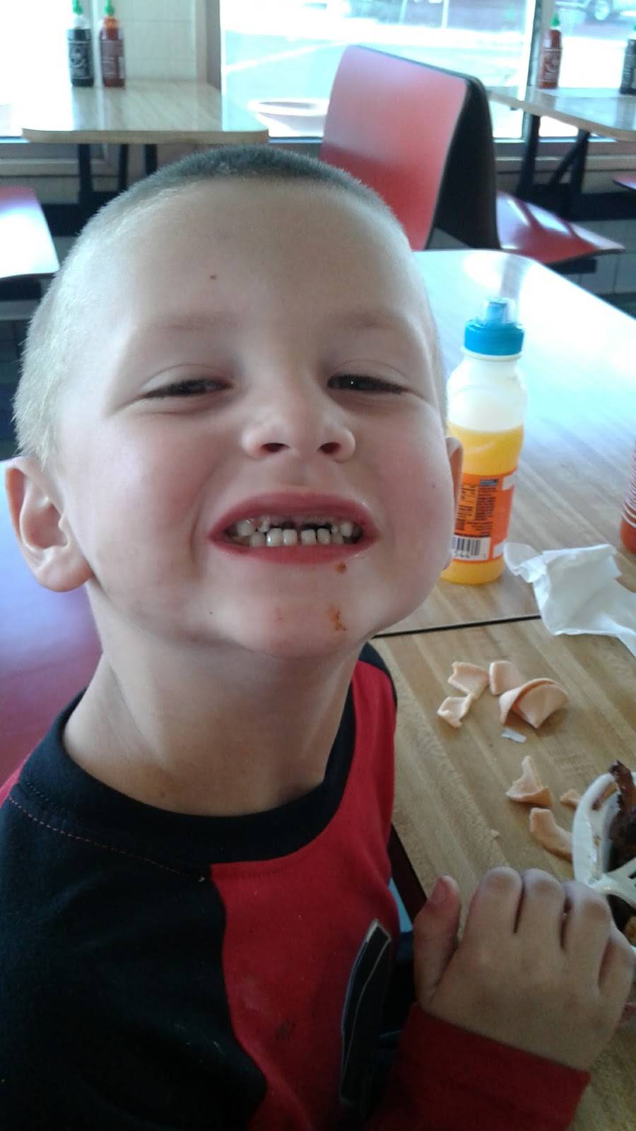 Super Burger Express | restaurant | 375 W Olive Ave, Porterville, CA 93257, USA | 5597890334 OR +1 559-789-0334