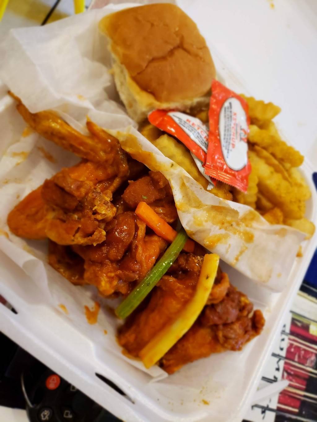 Crumpys Hot Wings Downtown | restaurant | 336 N Dunlap St, Memphis, TN 38105, USA | 9013473179 OR +1 901-347-3179