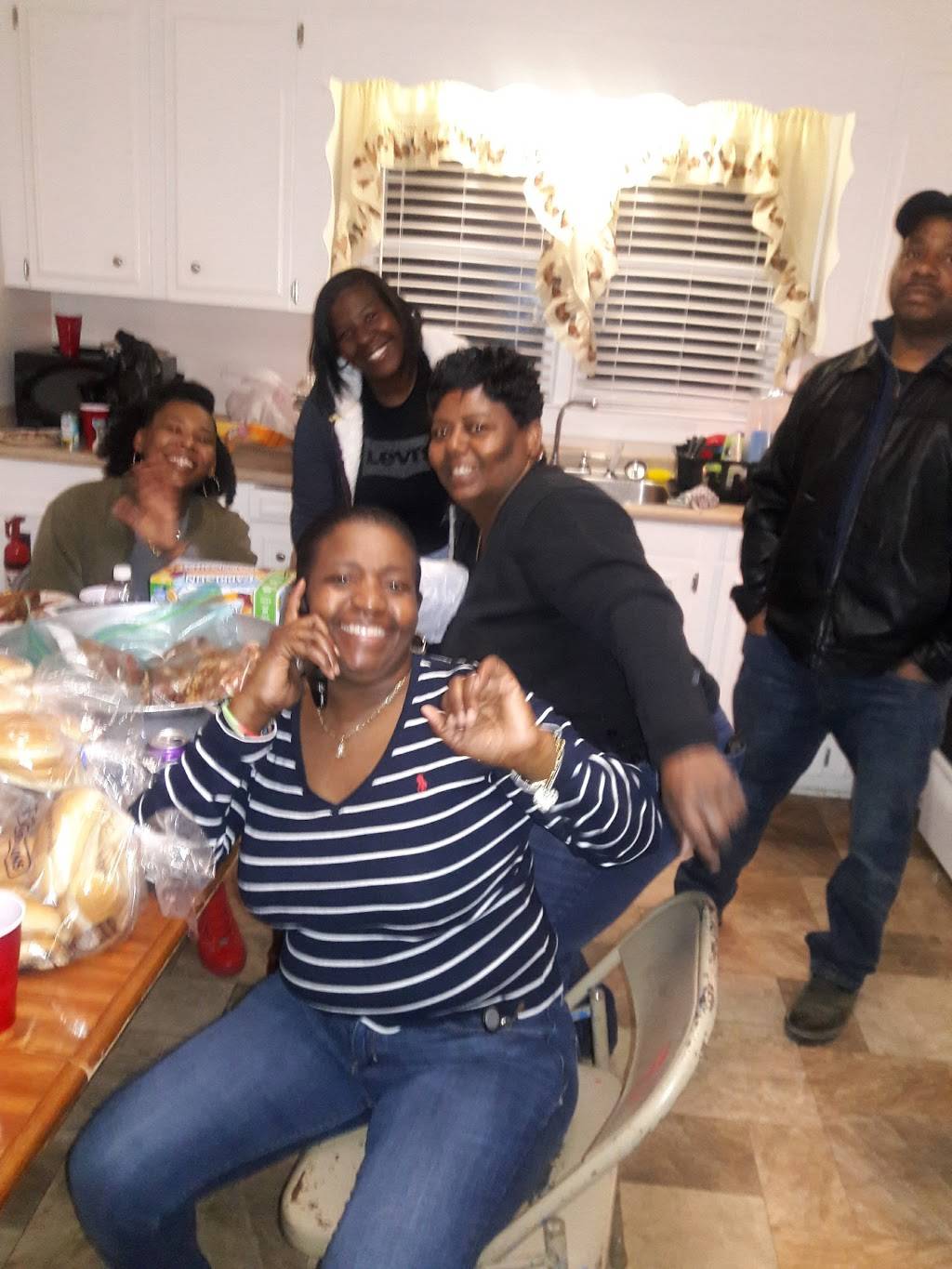 Huffmans Fish N Chick | restaurant | 1305 Bedford Ave, North, SC 29112, USA | 8032472119 OR +1 803-247-2119