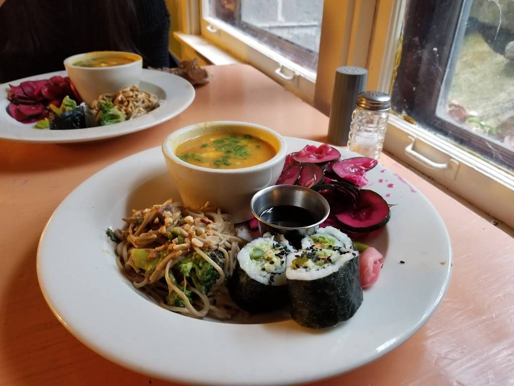 Red Herring Vegetarian Restaurant | restaurant | 1209 W Oregon St, Urbana, IL 61801, USA | 2173672340 OR +1 217-367-2340