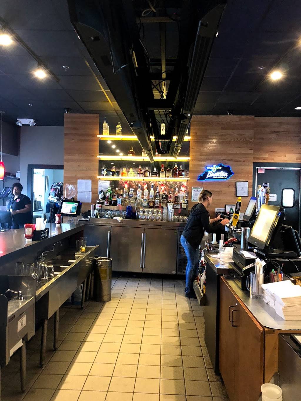 Chilis Grill & Bar | meal takeaway | Intl Airport, 600 Terminal Dr, Louisville, KY 40209, USA | 5023633004 OR +1 502-363-3004