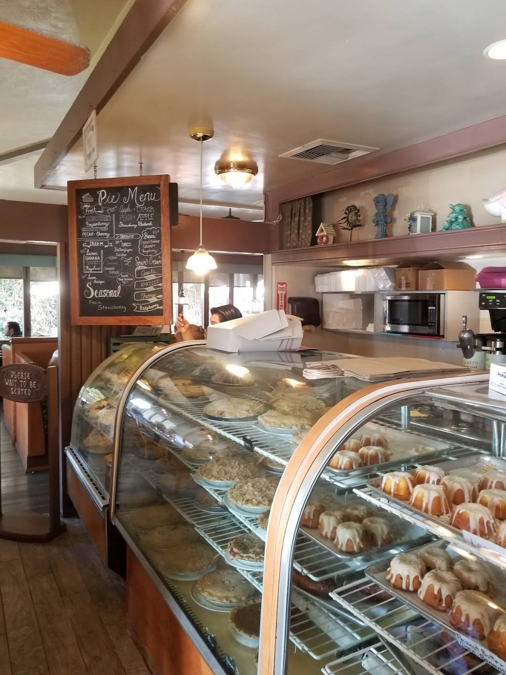 Village Kitchen & Pie Shoppe | restaurant | 950 Tamarack Ave, Carlsbad, CA 92008, USA | 7607296414 OR +1 760-729-6414