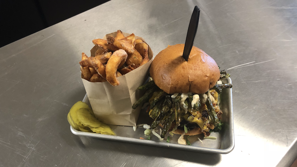 The Dive Burgers and Brews | restaurant | 5050 Rocklin Rd a11, Rocklin, CA 95677, USA | 9168241411 OR +1 916-824-1411