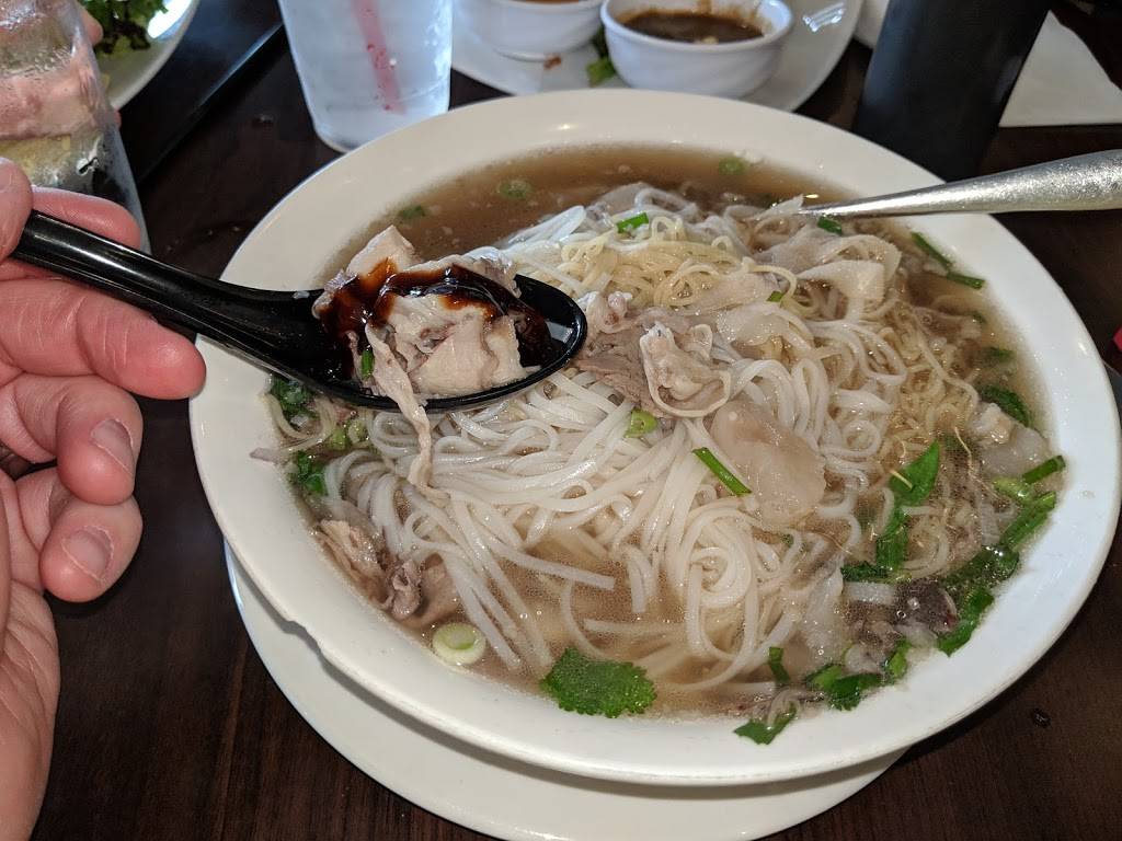 Ben Thanh | restaurant | 393 Woodlawn Rd W, Guelph, ON N1H 7M1, Canada | 5197676668 OR +1 519-767-6668