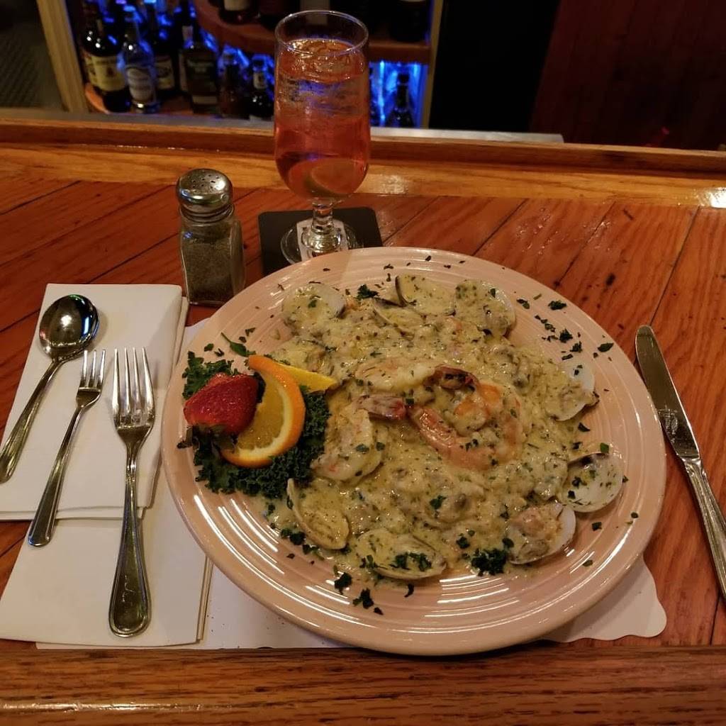 Gators | restaurant | 6 W Montauk Hwy, Hampton Bays, NY 11946, USA | 6317284100 OR +1 631-728-4100