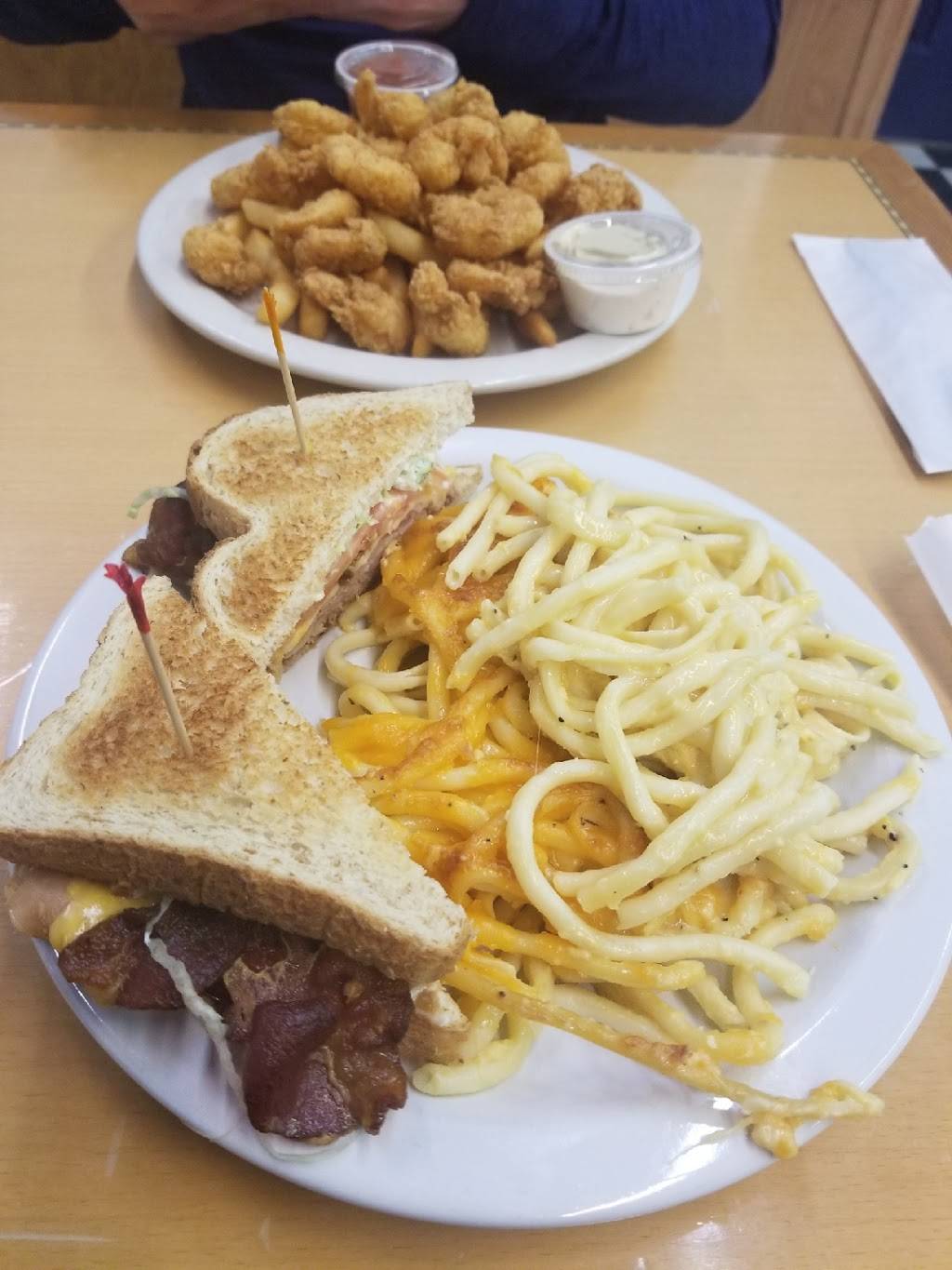 Lesters Seafood | restaurant | 5192, 38270-38360 Pine St, Pearl River, LA 70452, USA | 9852509944 OR +1 985-250-9944