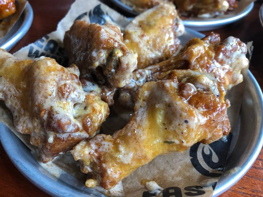 East Coast Wings + Grill | restaurant | 9711 Northlake Centre Pkwy, Charlotte, NC 28216, USA | 7044944174 OR +1 704-494-4174