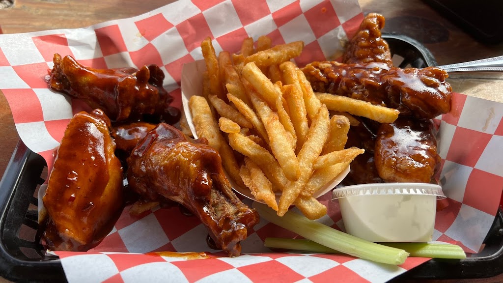 Wings Over Texas Bar & Grill | restaurant | 605 W Plantation Dr, Clute, TX 77531, USA | 9792652418 OR +1 979-265-2418