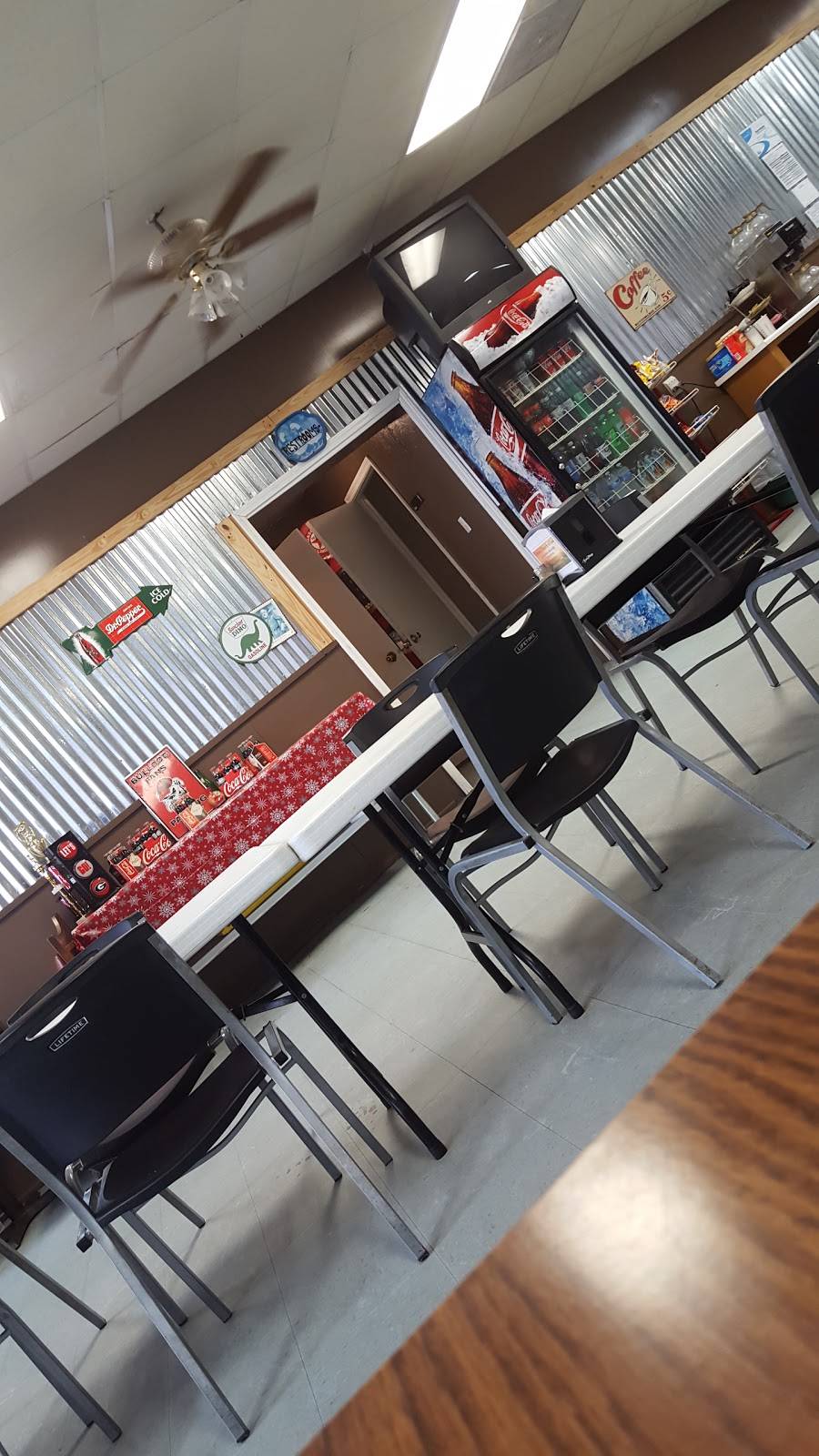 Usrys Diner | restaurant | 28 E Main St, Gibson, GA 30810, USA | 7065983644 OR +1 706-598-3644