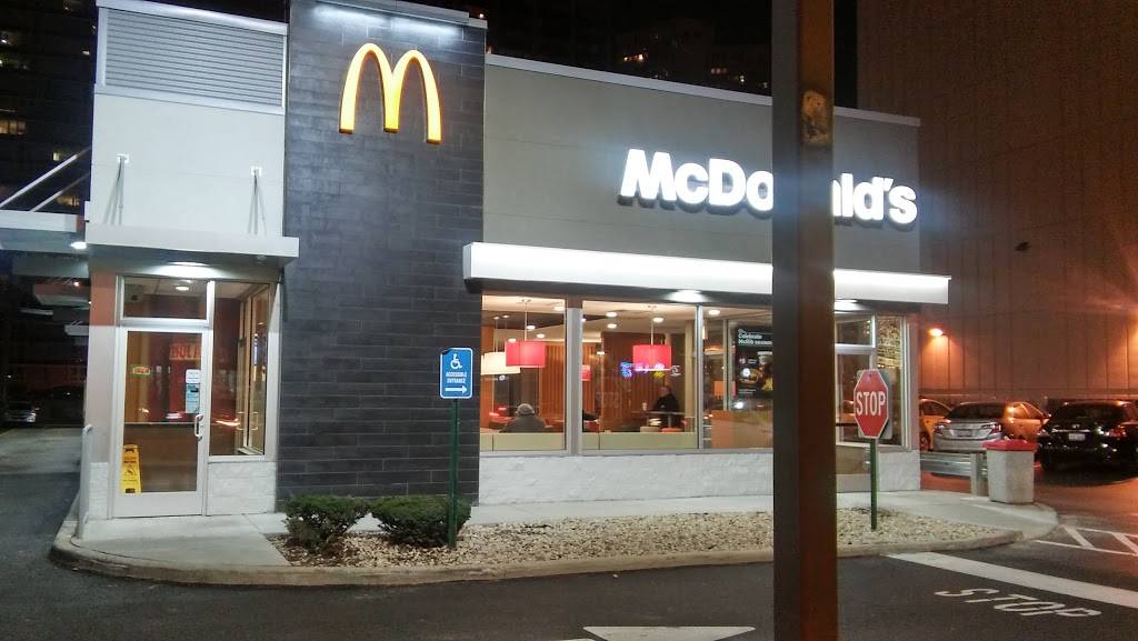 McDonalds | cafe | 2635 N Clark St, Chicago, IL 60614, USA | 7735496272 OR +1 773-549-6272