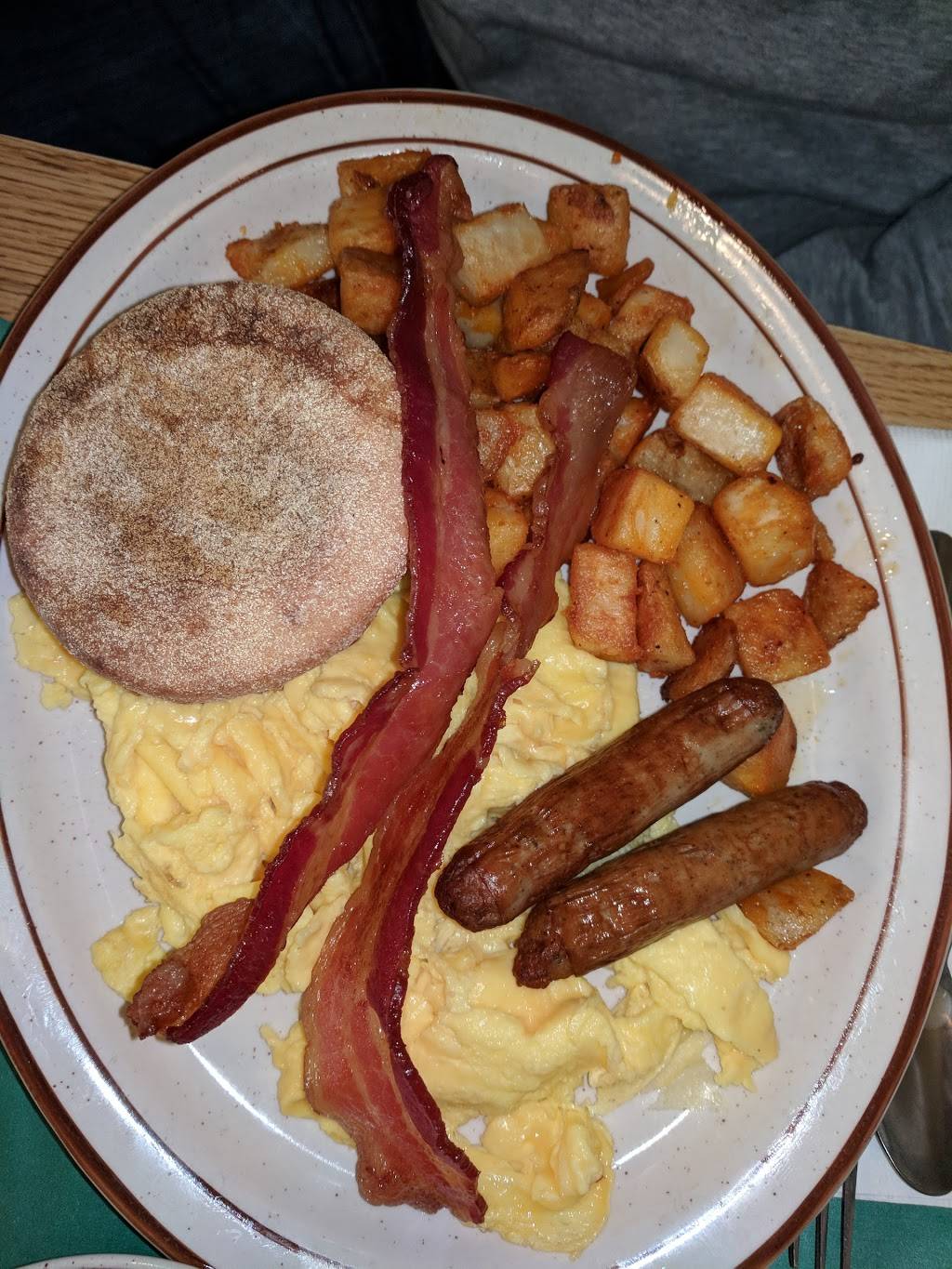 Newcomb Farms Family Restaurant | restaurant | 1139 Randolph Ave, Milton, MA 02186, USA | 6176989547 OR +1 617-698-9547