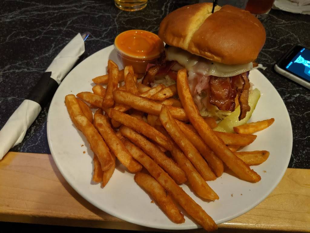 Tony Vs Tavern | restaurant | 5756 Cass Ave, Detroit, MI 48202, USA | 3138335595 OR +1 313-833-5595