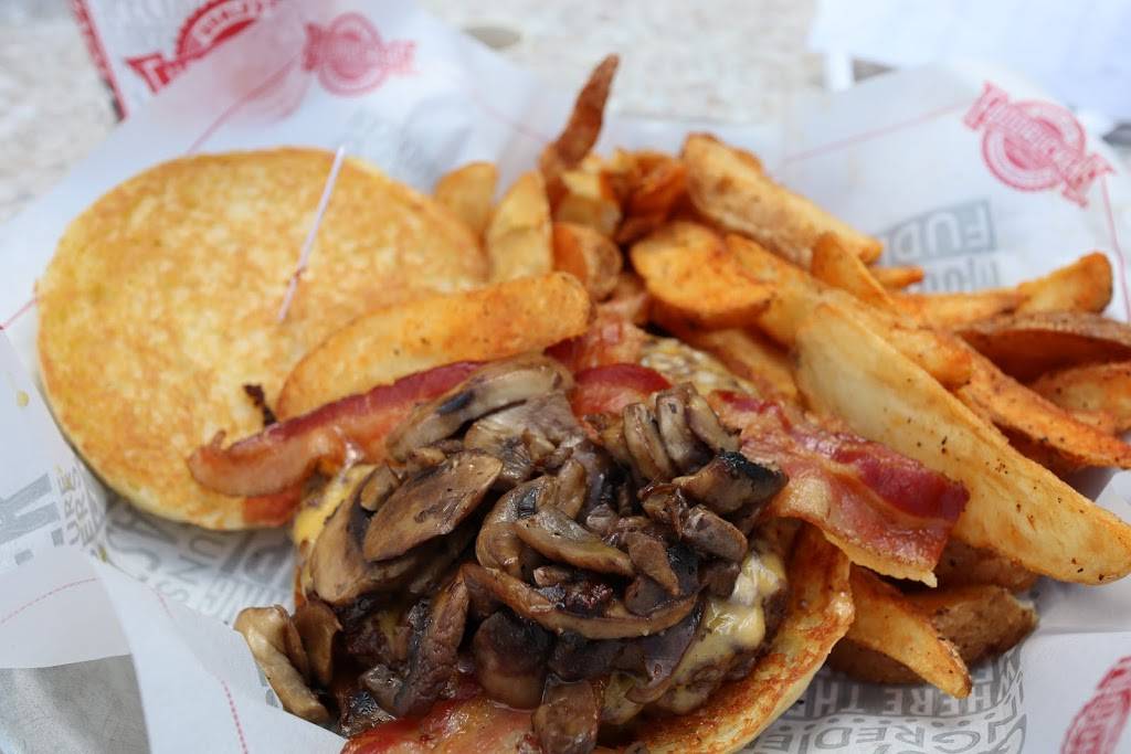 Fuddruckers | restaurant | 10752 Sunset Hills Plaza, St. Louis, MO 63127, USA | 3149663833 OR +1 314-966-3833