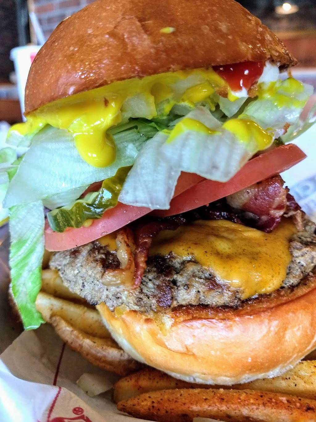 Fuddruckers | restaurant | 1740 Travis Blvd, Fairfield, CA 94533, USA | 7074292337 OR +1 707-429-2337