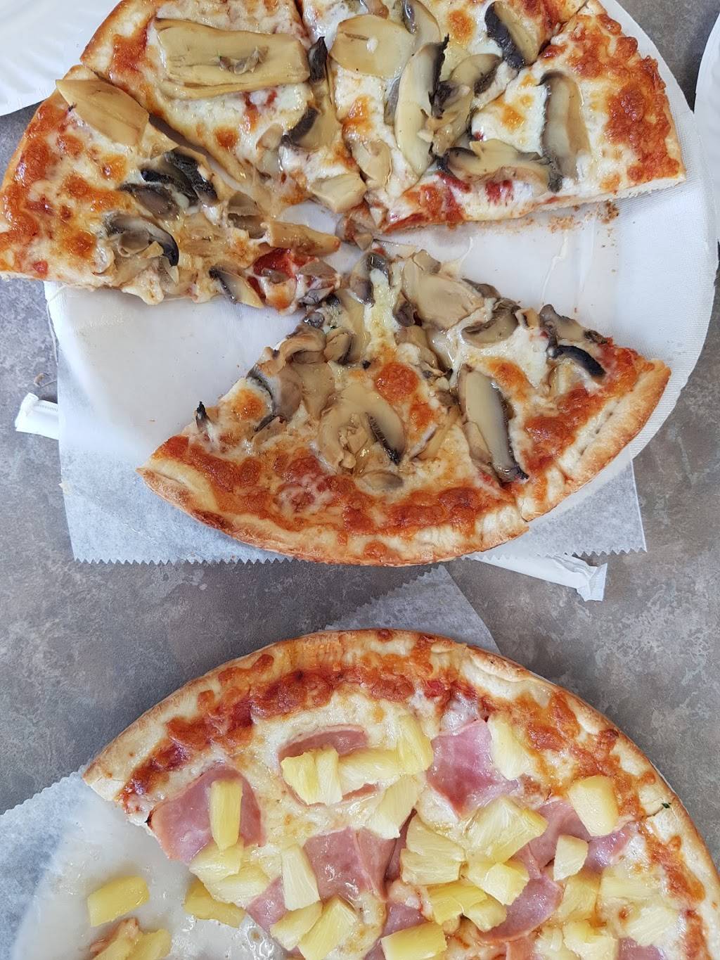 Singas Famous Pizza | meal delivery | 6353 108th St, Forest Hills, NY 11375, USA | 7184593441 OR +1 718-459-3441