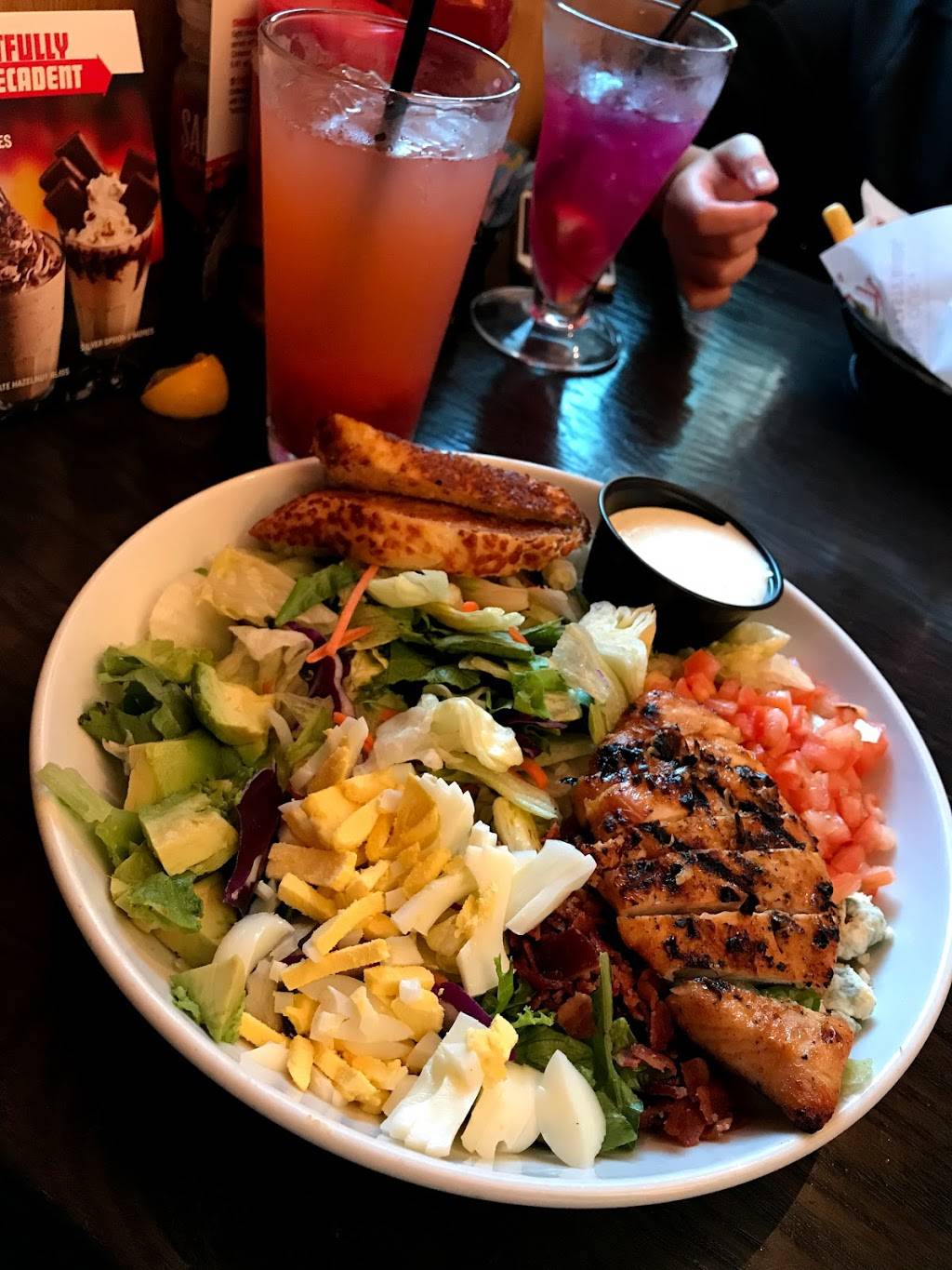 Red Robin Gourmet Burgers and Brews | restaurant | 3060 Sprague Ln, Woodburn, OR 97071, USA | 5039801598 OR +1 503-980-1598