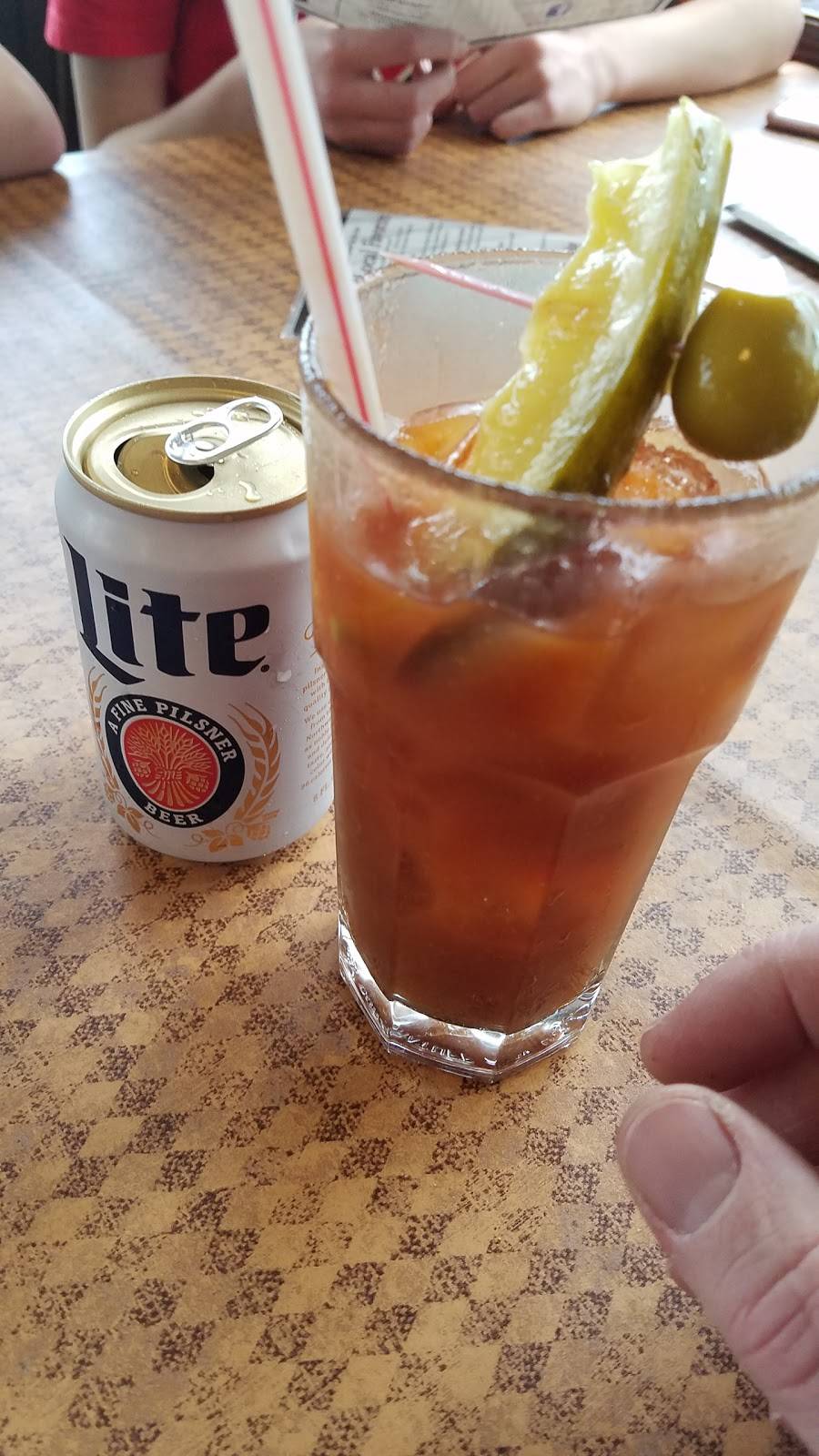 Chucks Lakeshore Inn | restaurant | 352 Lake St, Fontana-On-Geneva Lake, WI 53125, USA | 2622753222 OR +1 262-275-3222