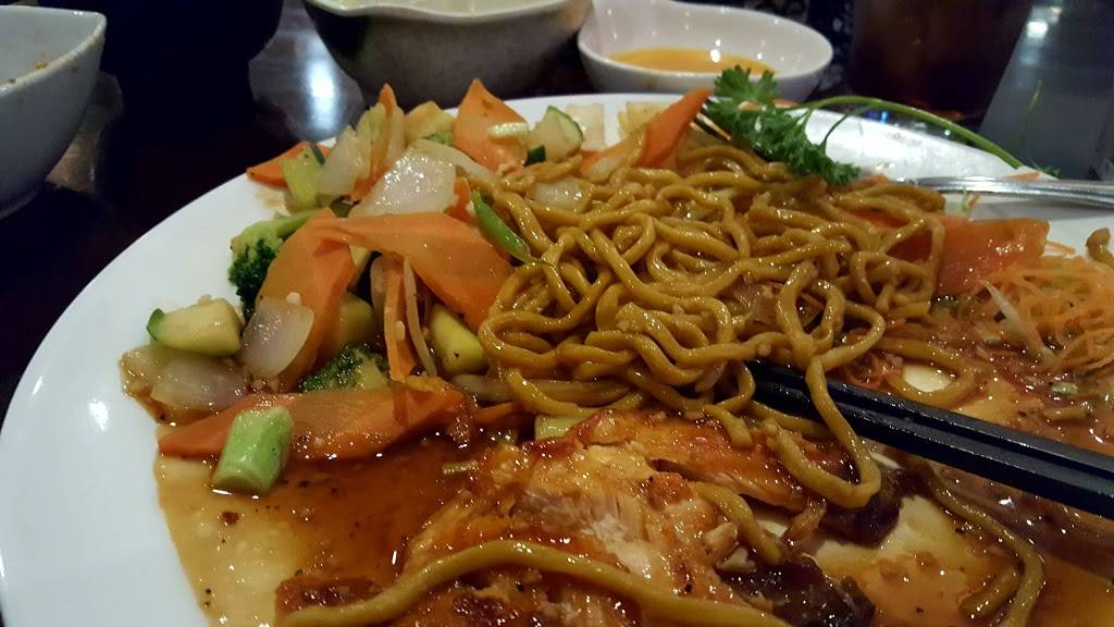 Fujiyama Japanese Cuisine | restaurant | 225 N Giant City Rd, Carbondale, IL 62901, USA | 6185492000 OR +1 618-549-2000