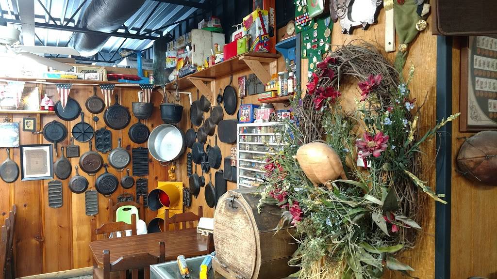 Charlies BBQ | restaurant | 30875 Broad St, Bruceton, TN 38317, USA | 7315867447 OR +1 731-586-7447