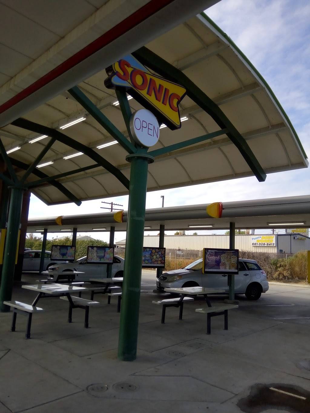 Sonic Drive-In | restaurant | 2031 White Ln, Bakersfield, CA 93304, USA | 6613969100 OR +1 661-396-9100