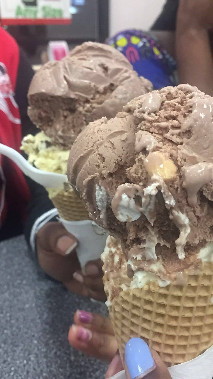 Braums Ice Cream & Burger Restaurant | restaurant | 2410 W Edmond Rd, Edmond, OK 73012, USA | 4053409288 OR +1 405-340-9288