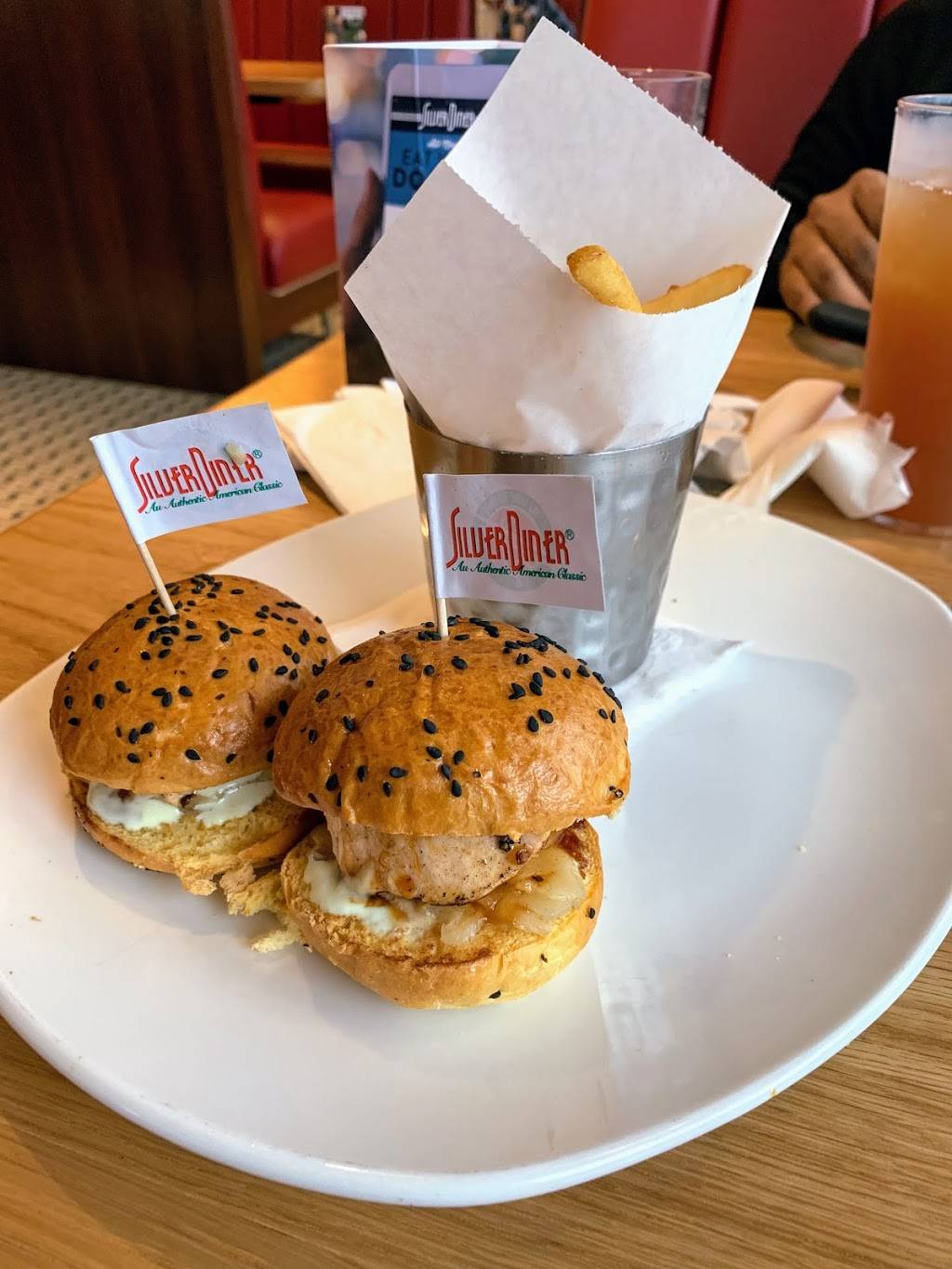 Silver Diner- Columbia | restaurant | 8250 Gateway Overlook Dr, Elkridge, MD 21075, USA | 4437335213 OR +1 443-733-5213