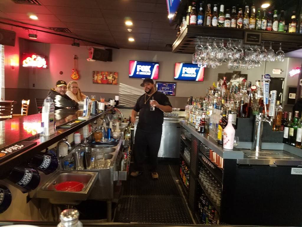 Strings Bar & Grill | restaurant | 183 George Waterman Rd, Johnston, RI 02919, USA | 4012339300 OR +1 401-233-9300