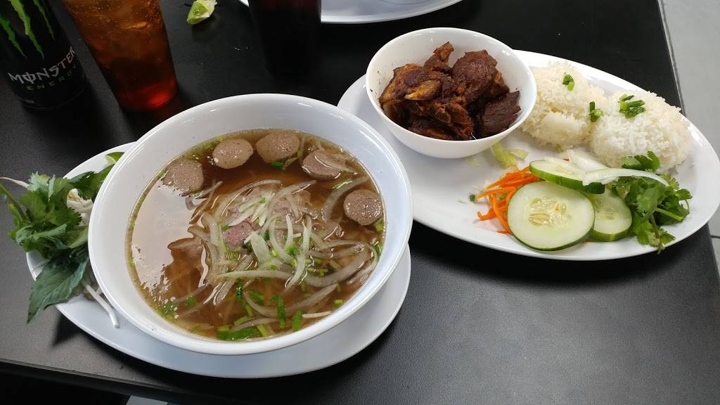 Bun Mee Phan | restaurant | 4011 N Oak Trafficway, Kansas City, MO 64116, USA | 8165996603 OR +1 816-599-6603