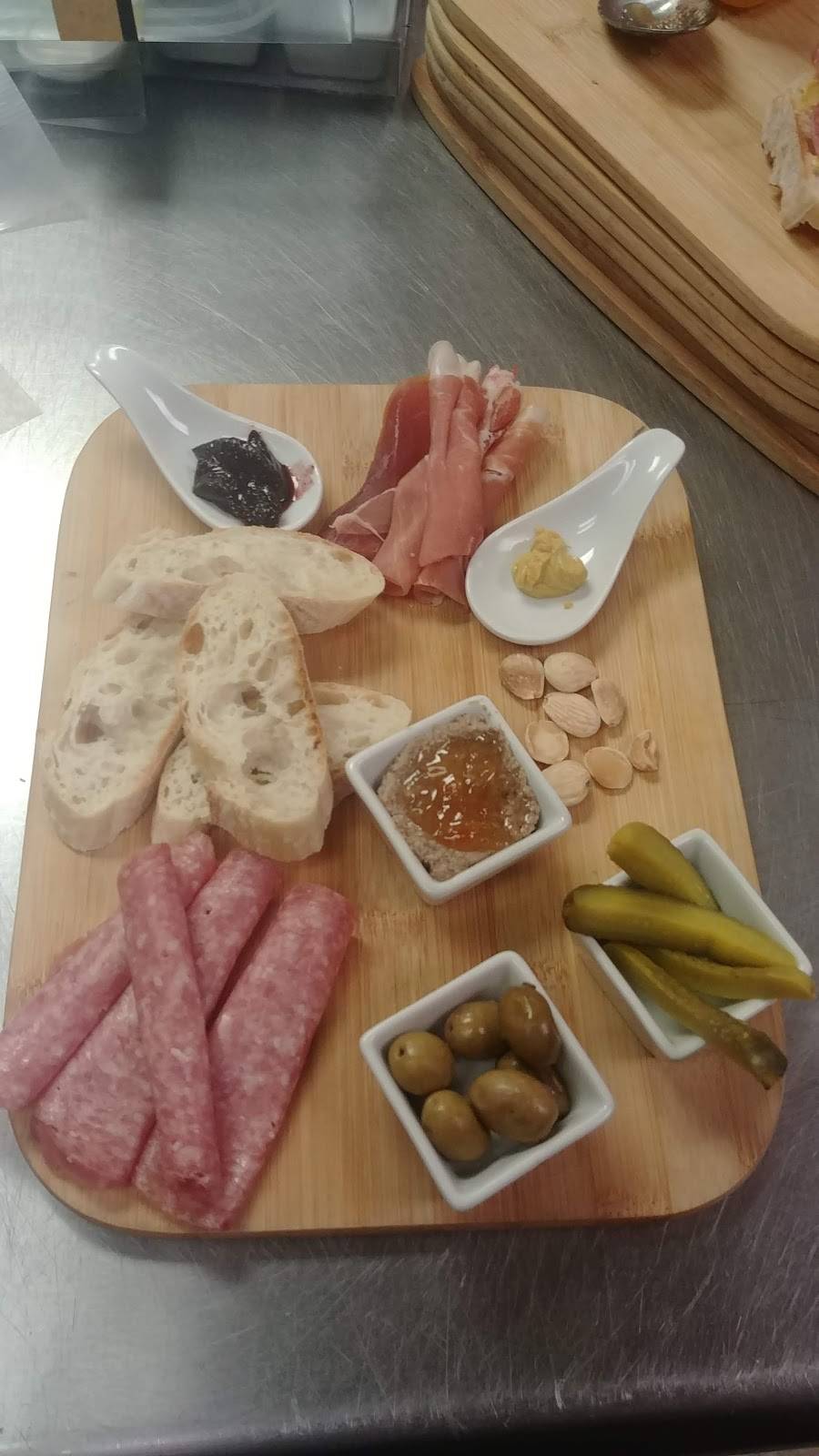 Dellas Cafe | restaurant | 608 Oakfield Dr, Brandon, FL 33511, USA | 8136843354 OR +1 813-684-3354