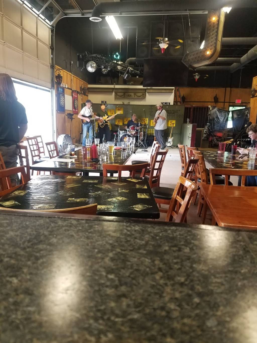 Dolly Shakers Bar & Grill | restaurant | 38 E Hollis St, Nashua, NH 03060, USA | 6034024179 OR +1 603-402-4179