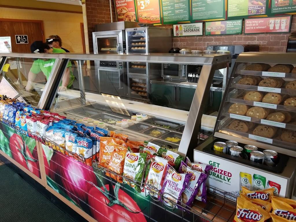 Subway Restaurants | restaurant | 301 E Erie Ave, Lorain, OH 44052, USA | 4402889171 OR +1 440-288-9171