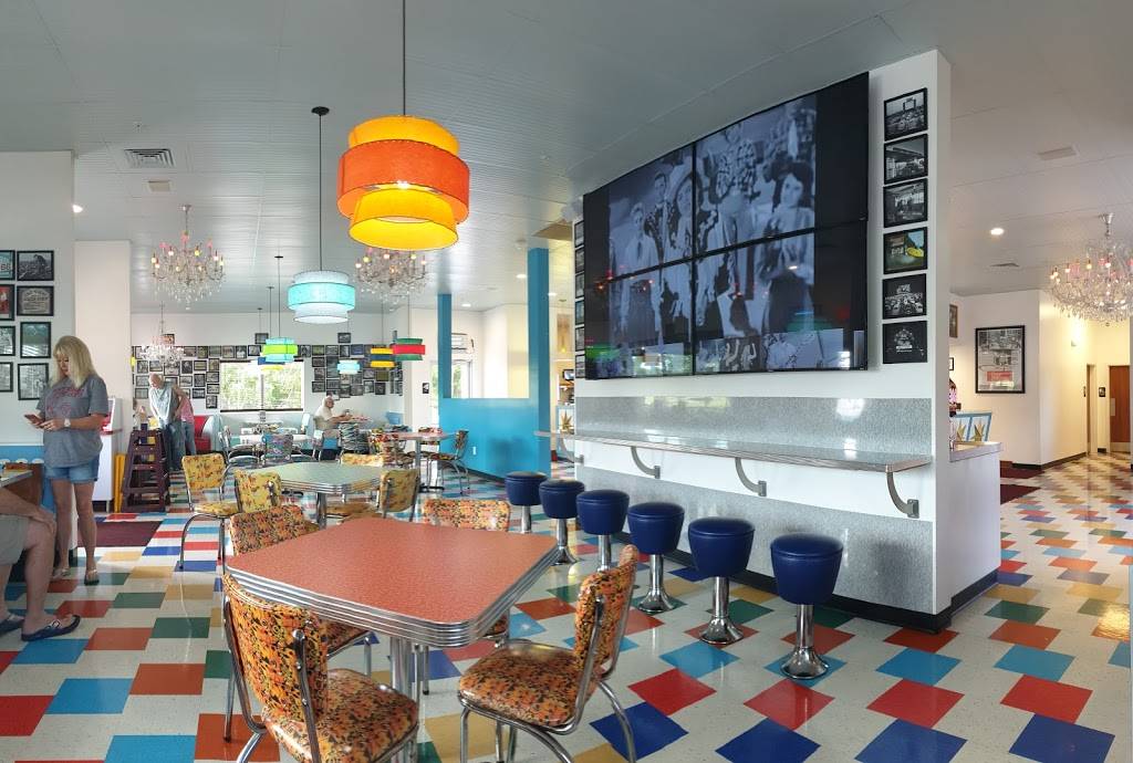 Red’s Giant Hamburg | restaurant | 2301 W Sunshine St, Springfield, MO 65807, USA | 4178657337 OR +1 417-865-7337