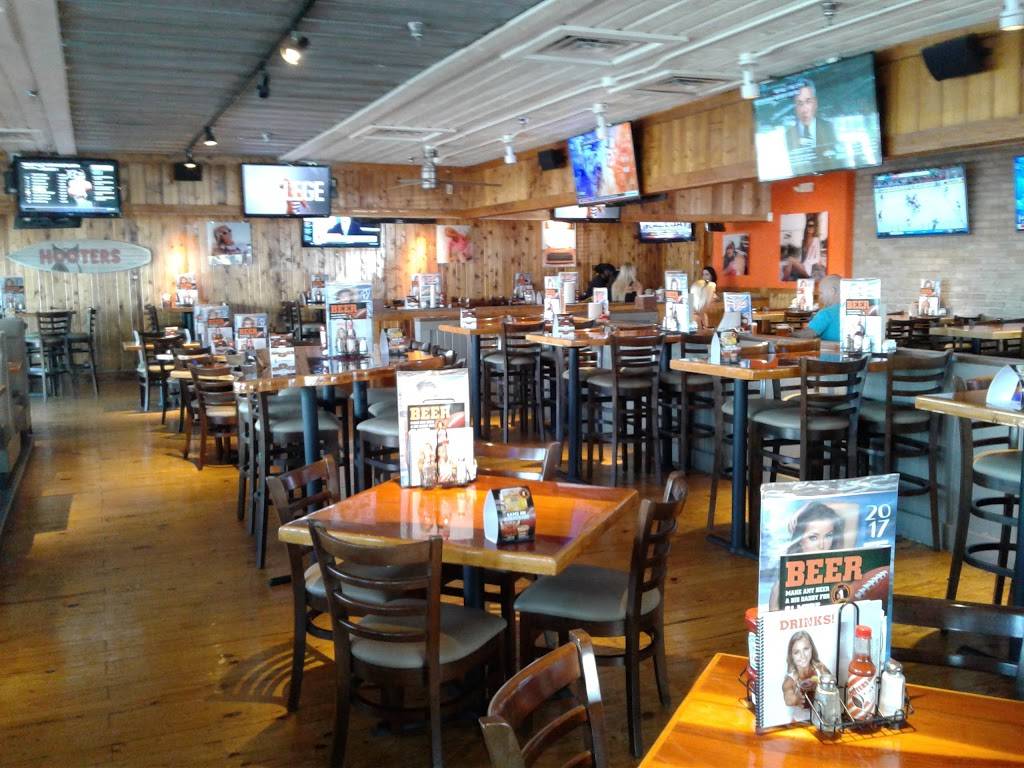 Hooters | restaurant | 6426 E 82nd St, Indianapolis, IN 46250, USA | 3175771477 OR +1 317-577-1477